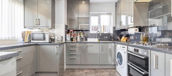 4 bedrooms Bungalow in Bushey, United Kingdom No. 6190 2