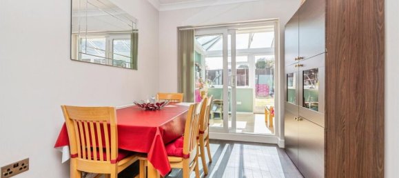 4 bedrooms Bungalow in Bushey, United Kingdom No. 6190 21