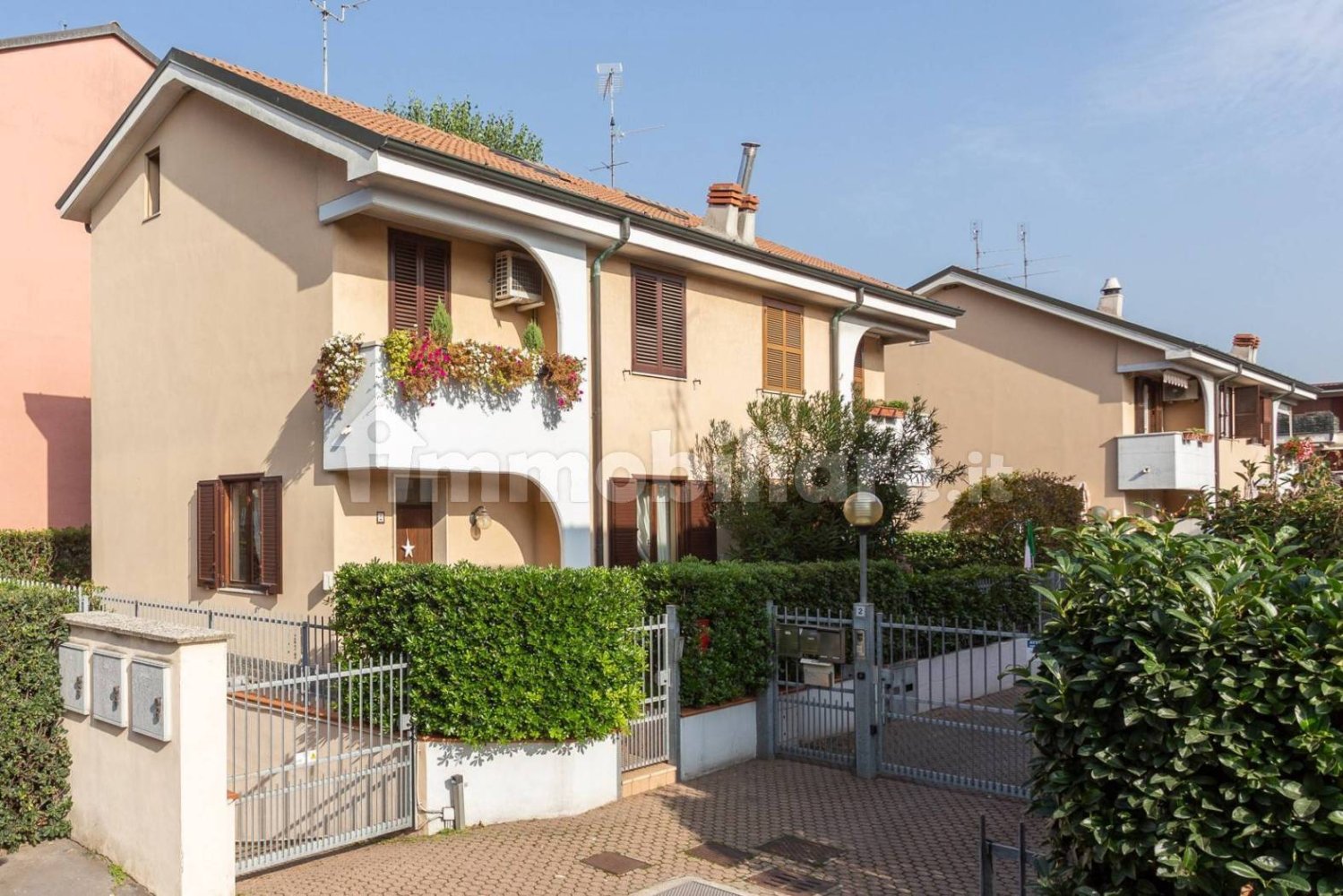 2 bedrooms Villa in Bollate, Italy No. 16842