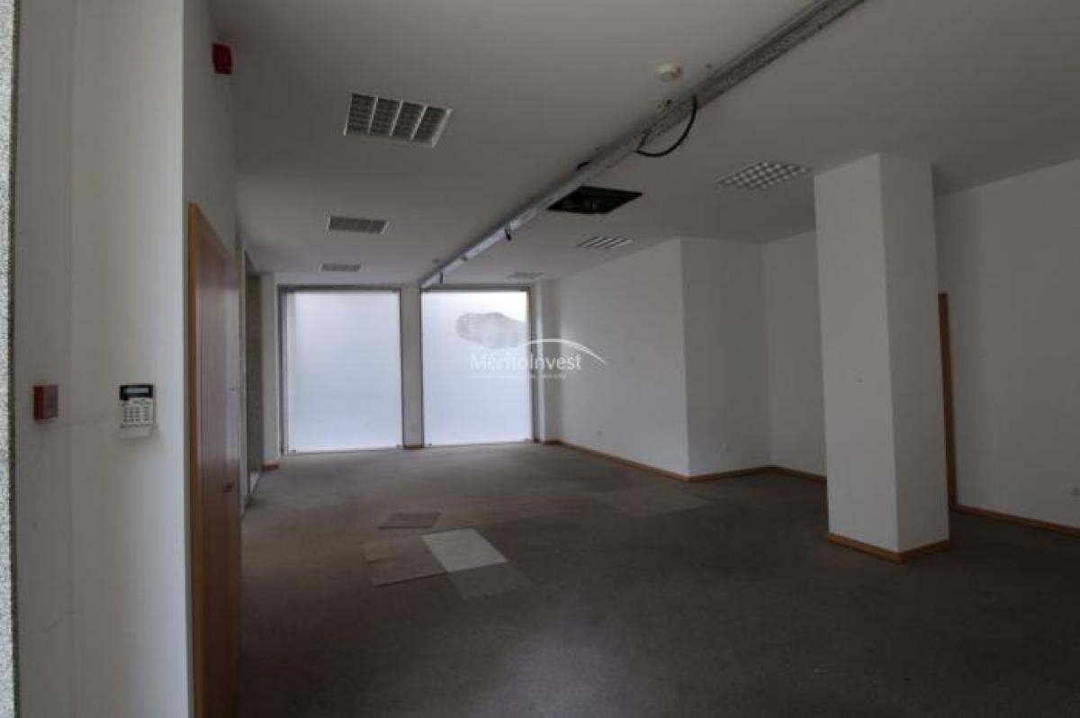 79m² Shop in Porto, Portugal No. 8246