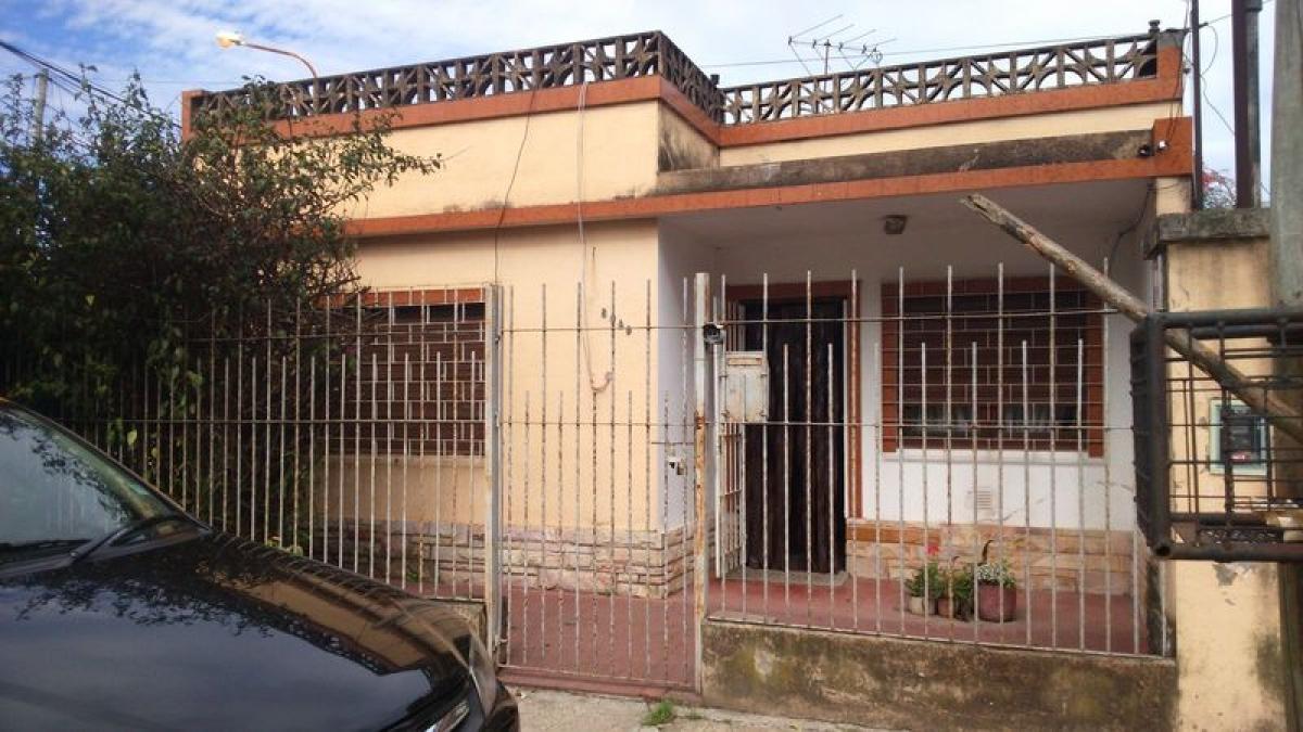 Casa de 2 dormitorios en Bermúdez, Argentina No. 64358