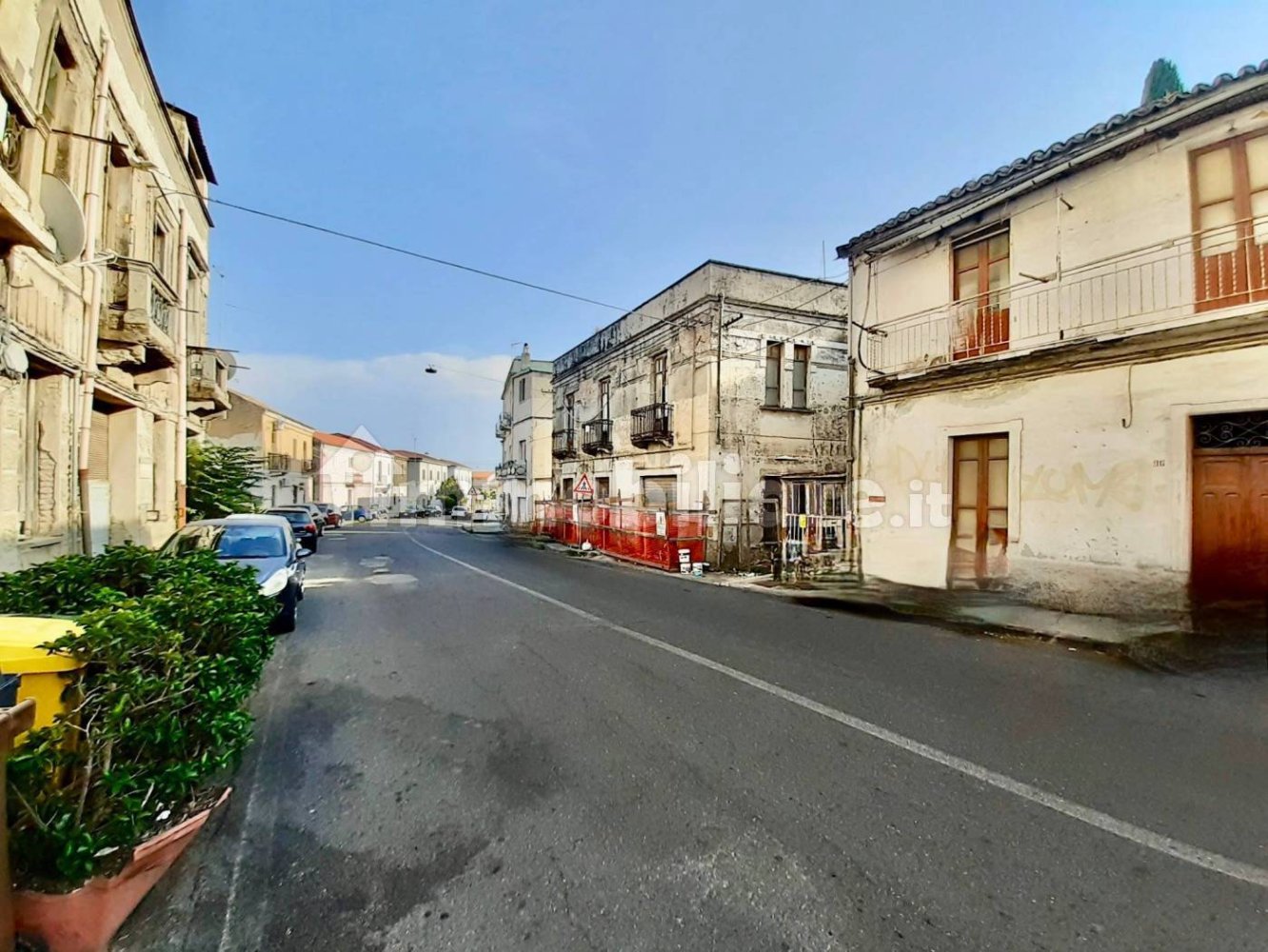 4 rooms Building in Catanzaro, Italy No. 80053