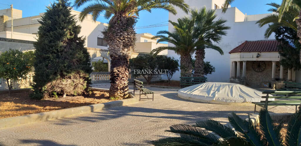 4 bedrooms Villa in Attard, Malta No. 11262