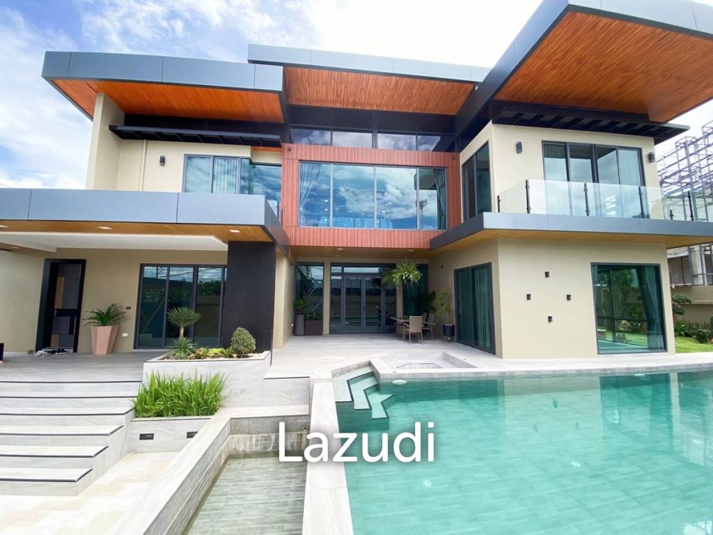 5 bedrooms Villa in Pattaya, Thailand No. 15946