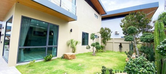 5 bedrooms Villa in Pattaya, Thailand No. 15946 2