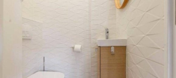 1 bedroom Apartment in Paris, France No. 329088 2