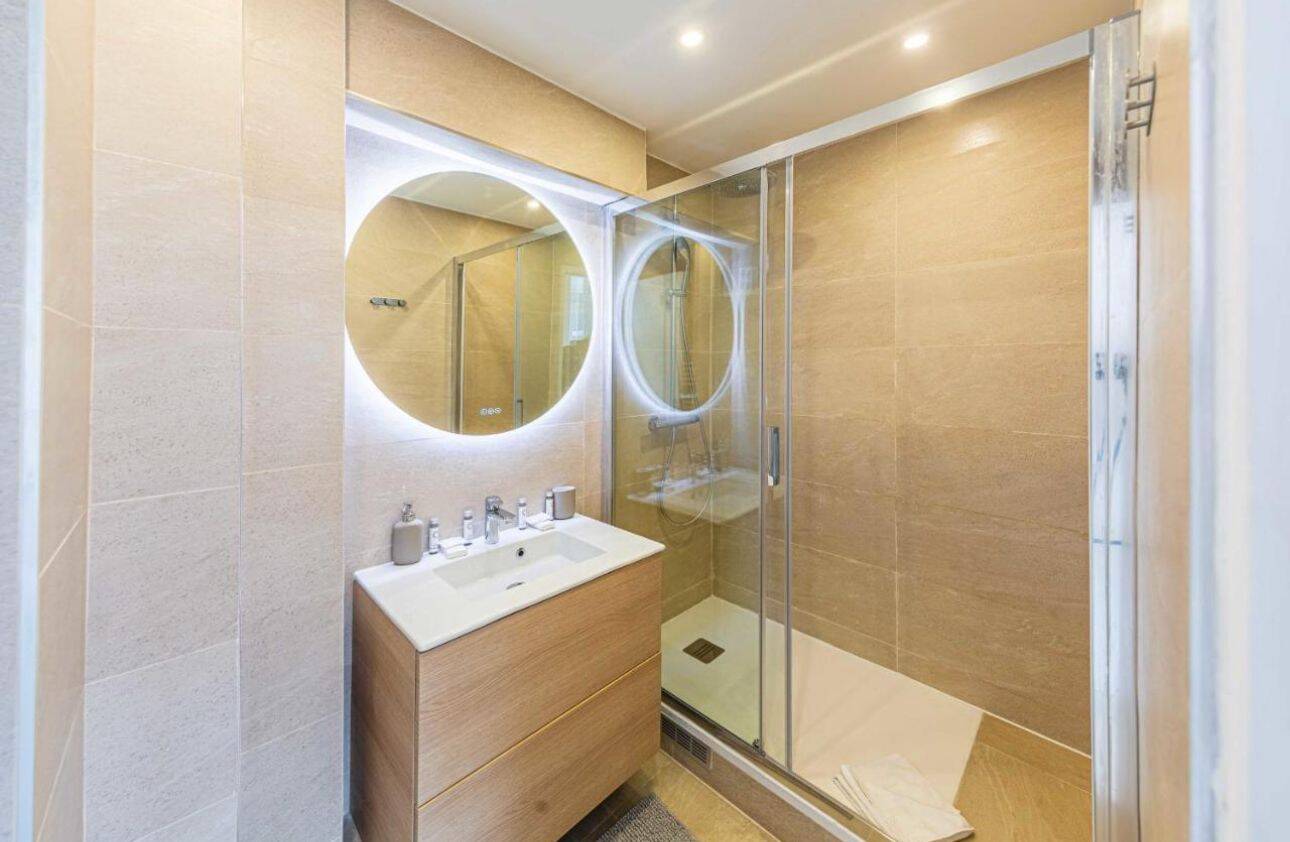 1 bedroom Apartment in Paris, France No. 329088