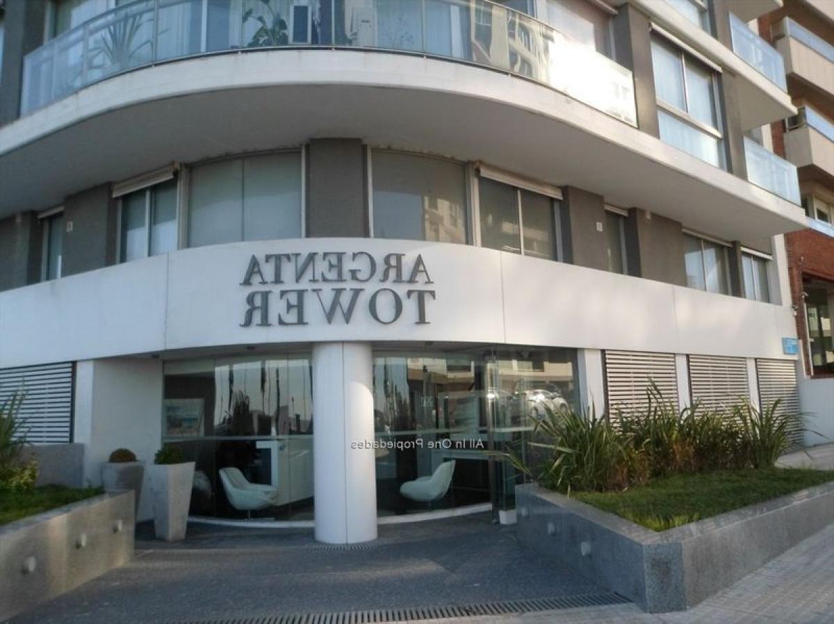 3 bedrooms Apartment in Montevideo, Uruguay No. 8999