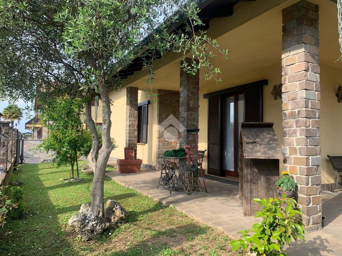 3 Schlafzimmer Villa in Lonate Pozzolo, Italy, Nr. 70864