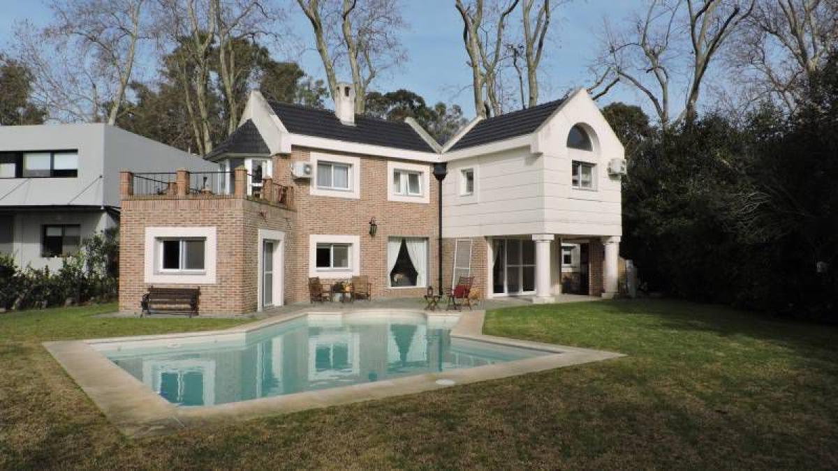 4 bedrooms House in Berazategui, Argentina No. 56474