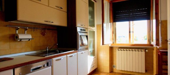 5 rooms Apartment in Castelraimondo, Italy No. 74838 3