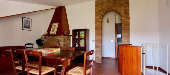 5 rooms Apartment in Castelraimondo, Italy No. 74838 7