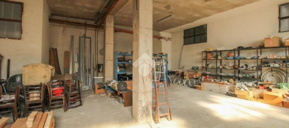 130m² Commercial property in Castrezzato, Italy No. 182148 3