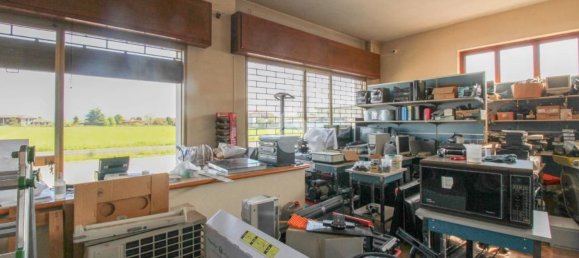 130m² Commercial property in Castrezzato, Italy No. 182148 9