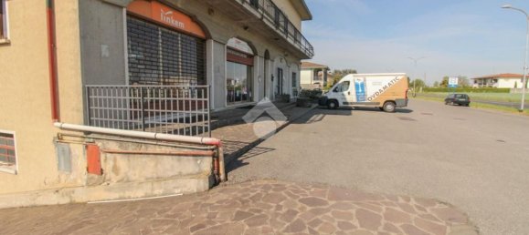 130m² Commercial property in Castrezzato, Italy No. 182148 13