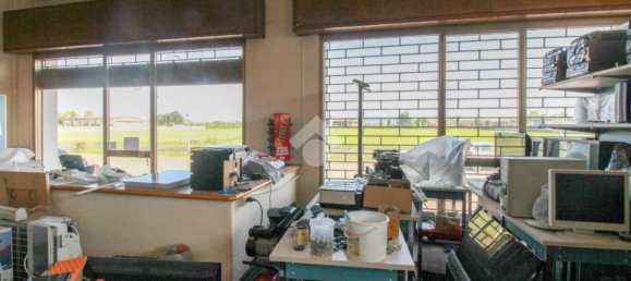 130m² Commercial property in Castrezzato, Italy No. 182148 4