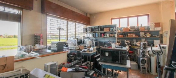 130m² Commercial property in Castrezzato, Italy No. 182148 14