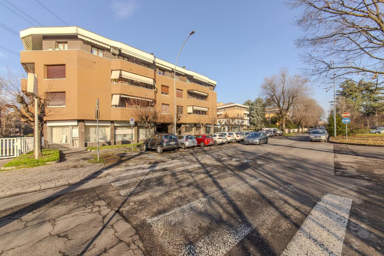Apartamento de 4 habitaciónes en Arese, Italy No. 2489