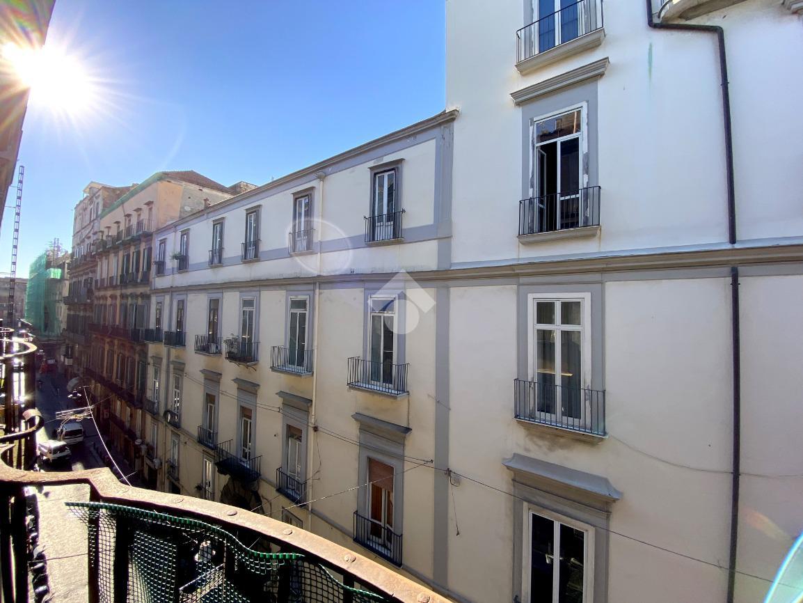 6 rooms Apartment in Naples, Italy No. 106861