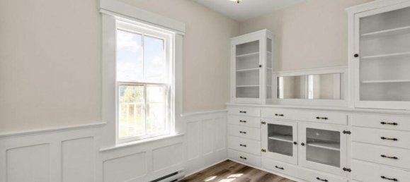 6 bedrooms House in Lunenburg, Canada No. 610 8