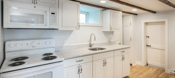 6 bedrooms House in Lunenburg, Canada No. 610 6