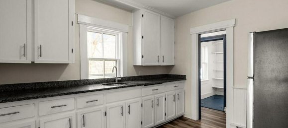 6 bedrooms House in Lunenburg, Canada No. 610 9