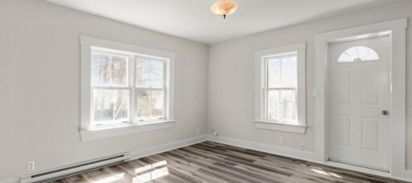 6 bedrooms House in Lunenburg, Canada No. 610 10