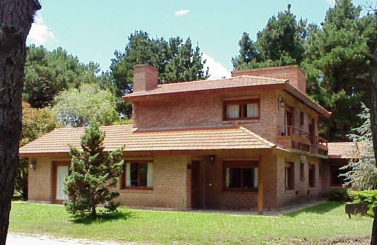 4 bedrooms House in Mar del Plata, Argentina No. 76117