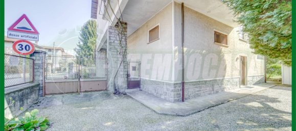 5 bedrooms Villa in Besozzo, Italy No. 165716 3