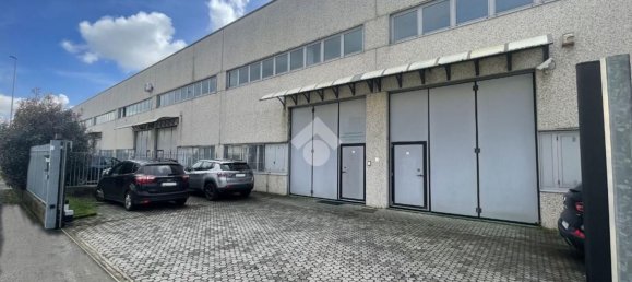 560m² Warehouse in Senago, Italy No. 116711 2