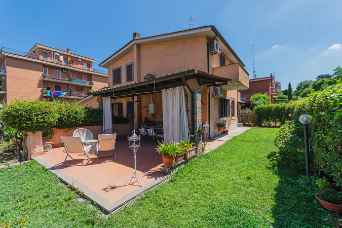 2 bedrooms Villa in Rome, Italy No. 290843