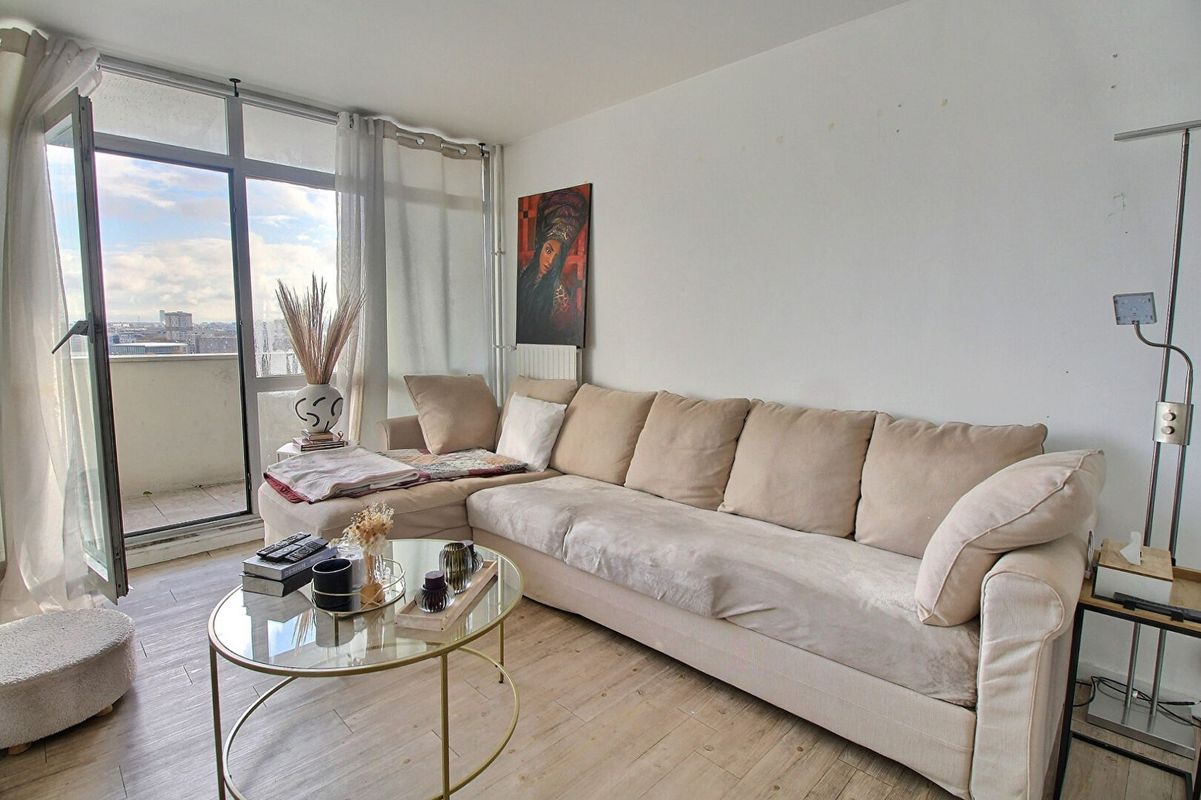 3 bedrooms Apartment in Colombes, France No. 167873