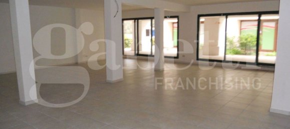 110m² Commercial property in Sessa Aurunca, Italy No. 301083 2