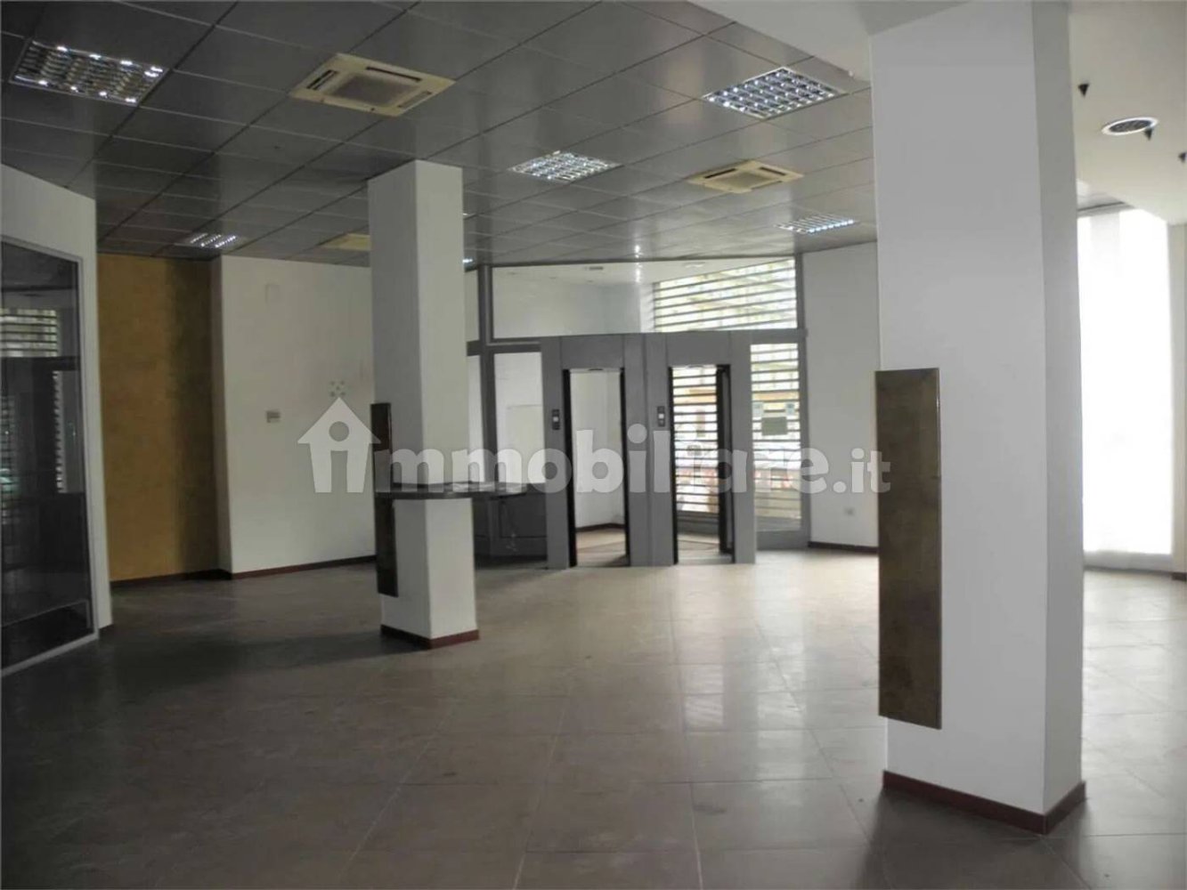 5 rooms Commercial property in Syracuse, Italy No. 250273