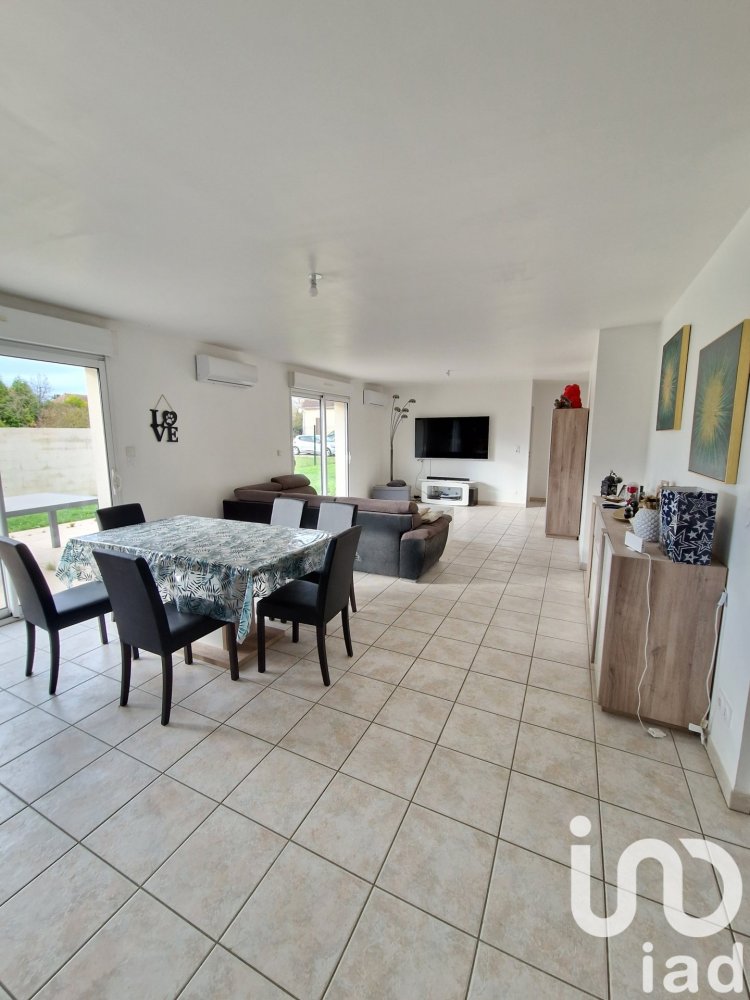 Casa de 4 dormitorios en Fontaine-les-Gres, France No. 56935