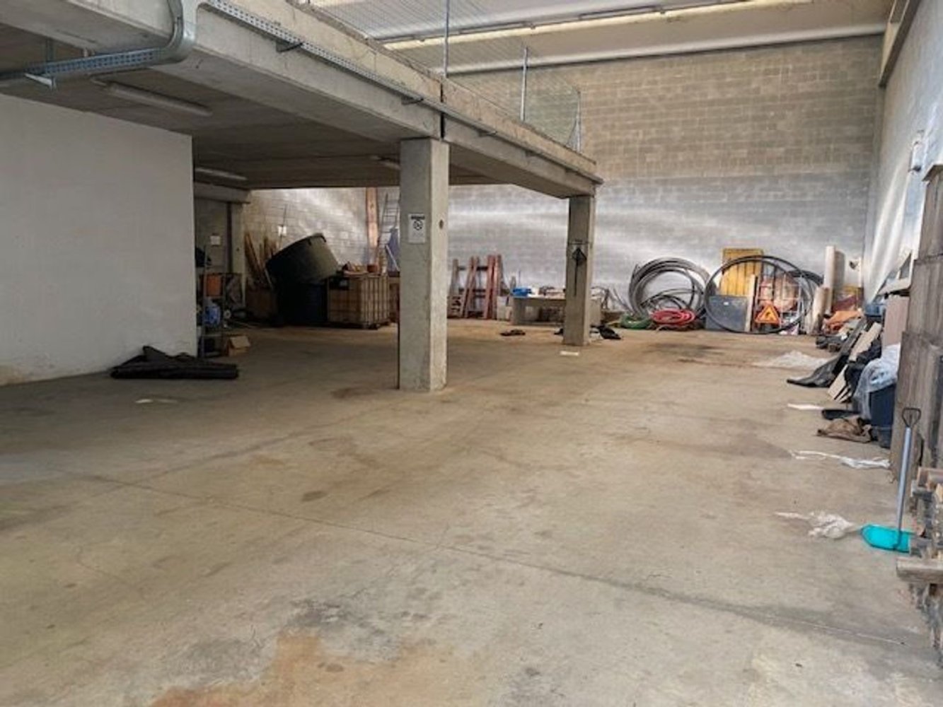 480m² Commercial property in Cadorago, Italy No. 8914