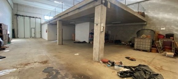 480m² Commercial property in Cadorago, Italy No. 8914 2