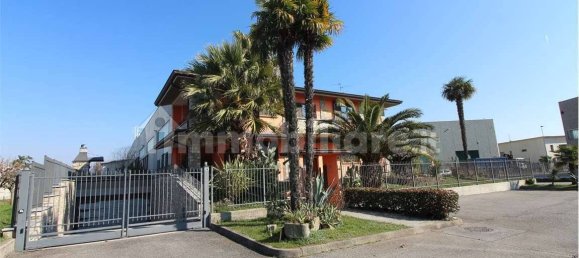 2 bedrooms Villa in Pontirolo Nuovo, Italy No. 52419 2