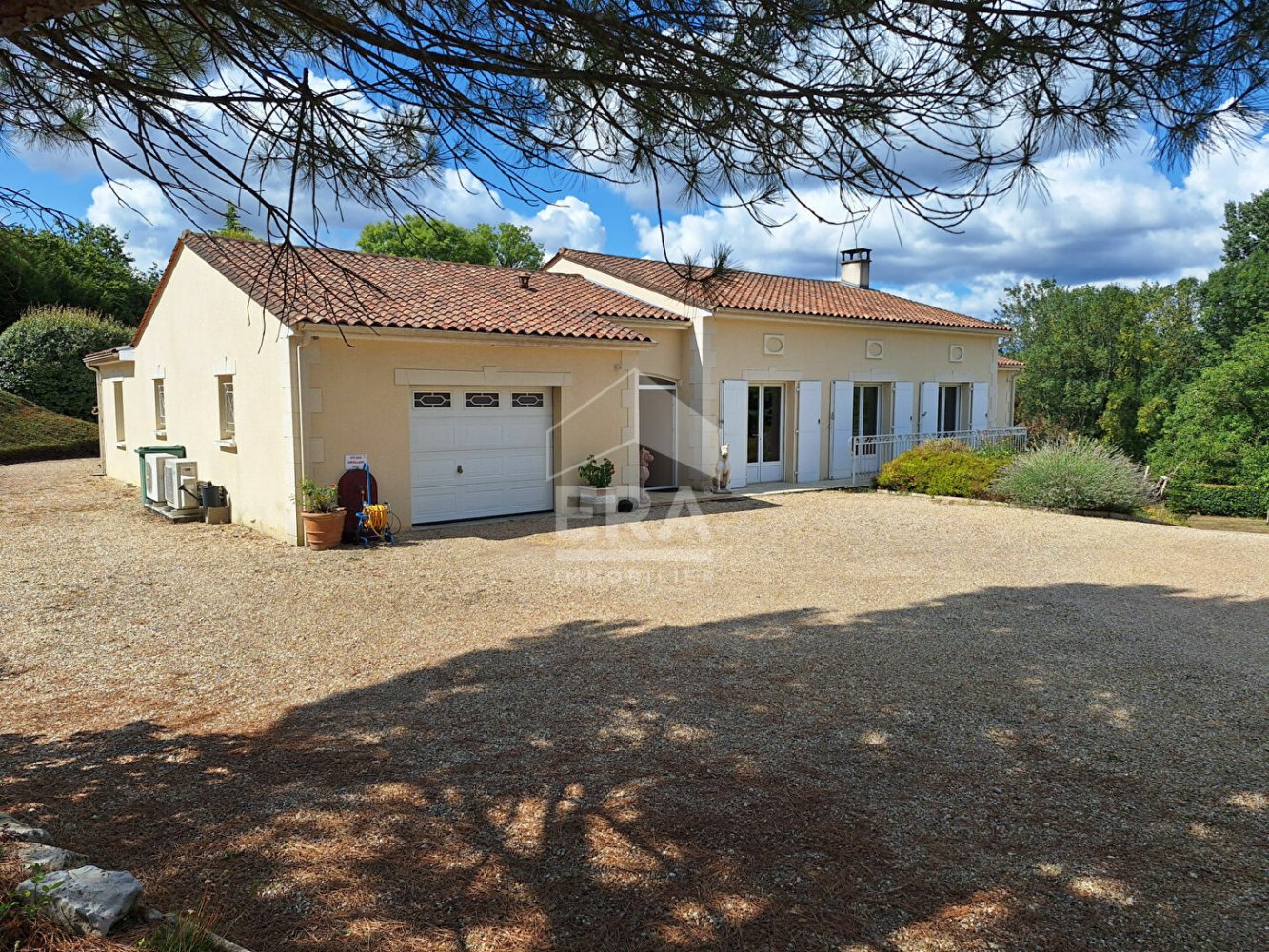 4 bedrooms House in Charente, France No. 277496