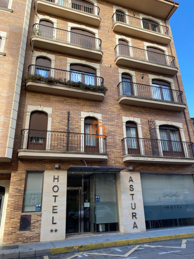 Edifício em Valencia de Don Juan, Spain 616 m² N.º 27454