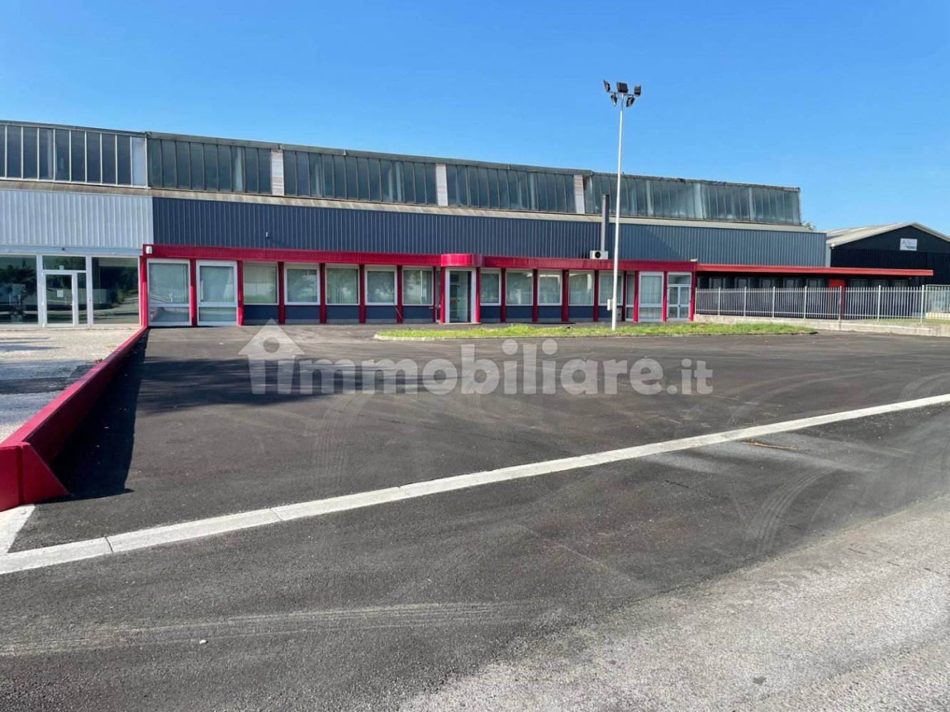 1670m² Warehouse in Udine, Italy No. 370925
