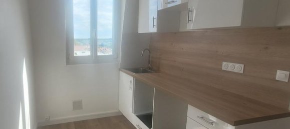 2 rooms Apartment in Fontenay-sous-Bois, France No. 308861 4