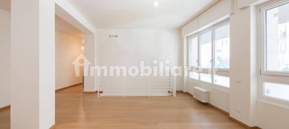 4 bedrooms Apartment in Milan, Italy No. 249423 8