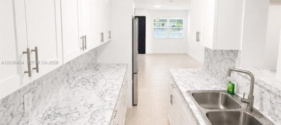 4 dormitorios villa en venta en Miami, Miami-Dade, Florida, USA № 614985 2
