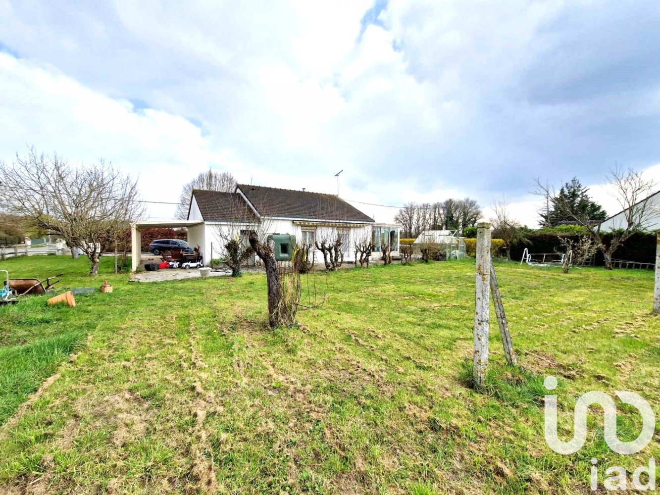 Casa de 3 dormitorios en Les Bordes, France No. 46200