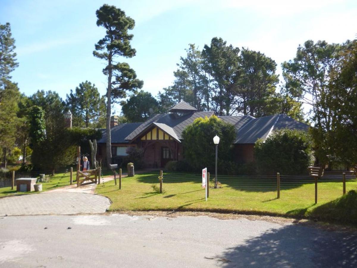 3 bedrooms House in Mar del Plata, Argentina No. 70191