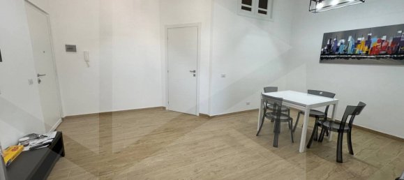 2-salle Appartement à Bari, Italy No. 29849 9