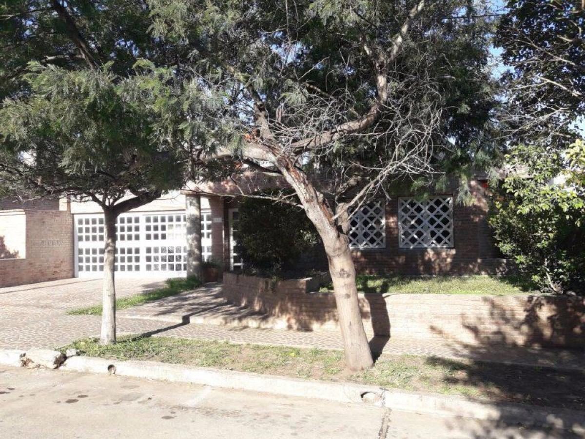 Casa de 4 dormitorios en Córdoba, Argentina No. 15158