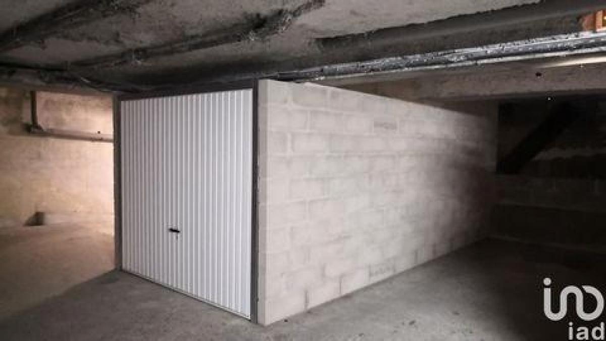 Laden in Pontoise, France 10m², Nr. 19081