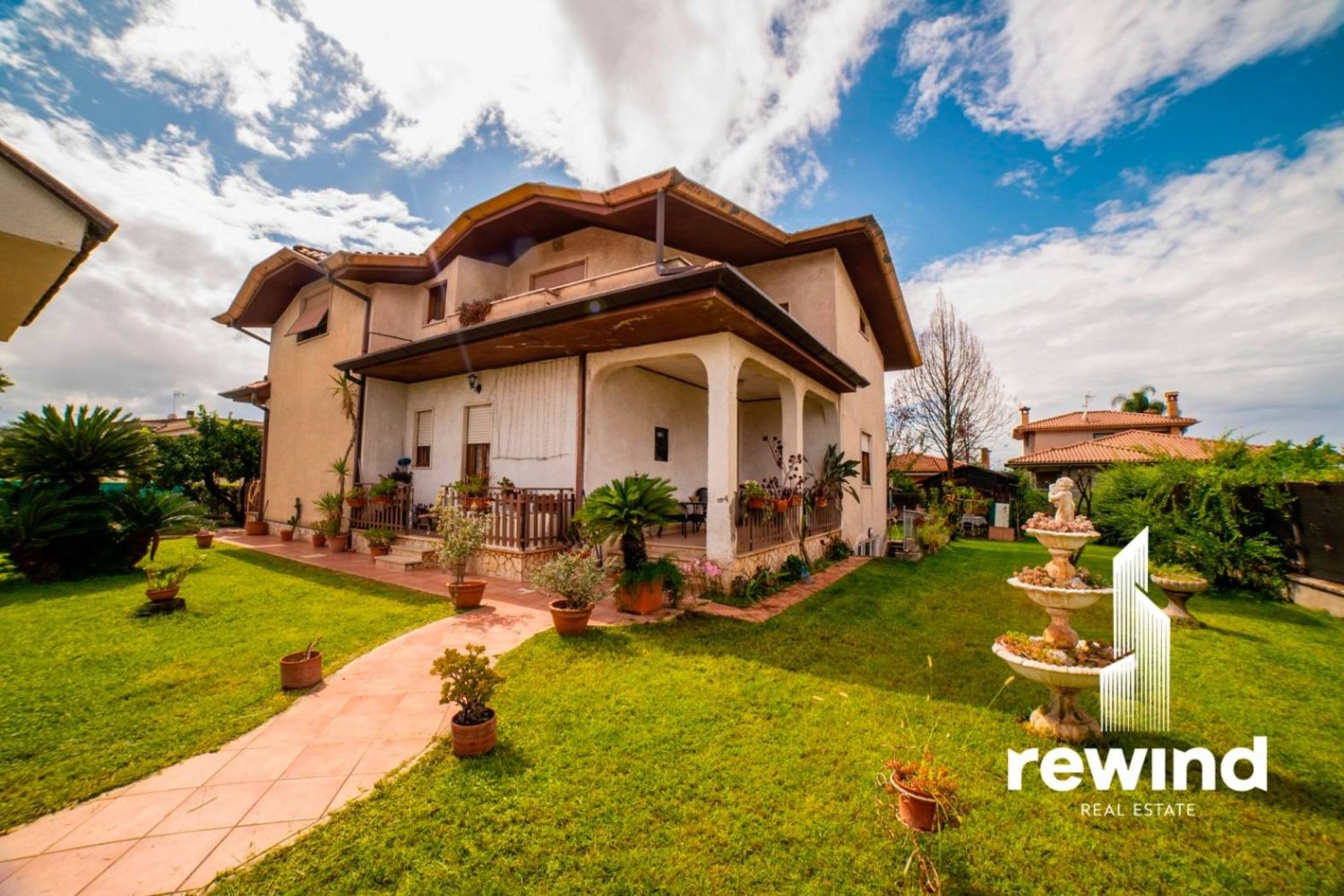 5 bedrooms Villa in Cisterna di Latina, Italy No. 204679